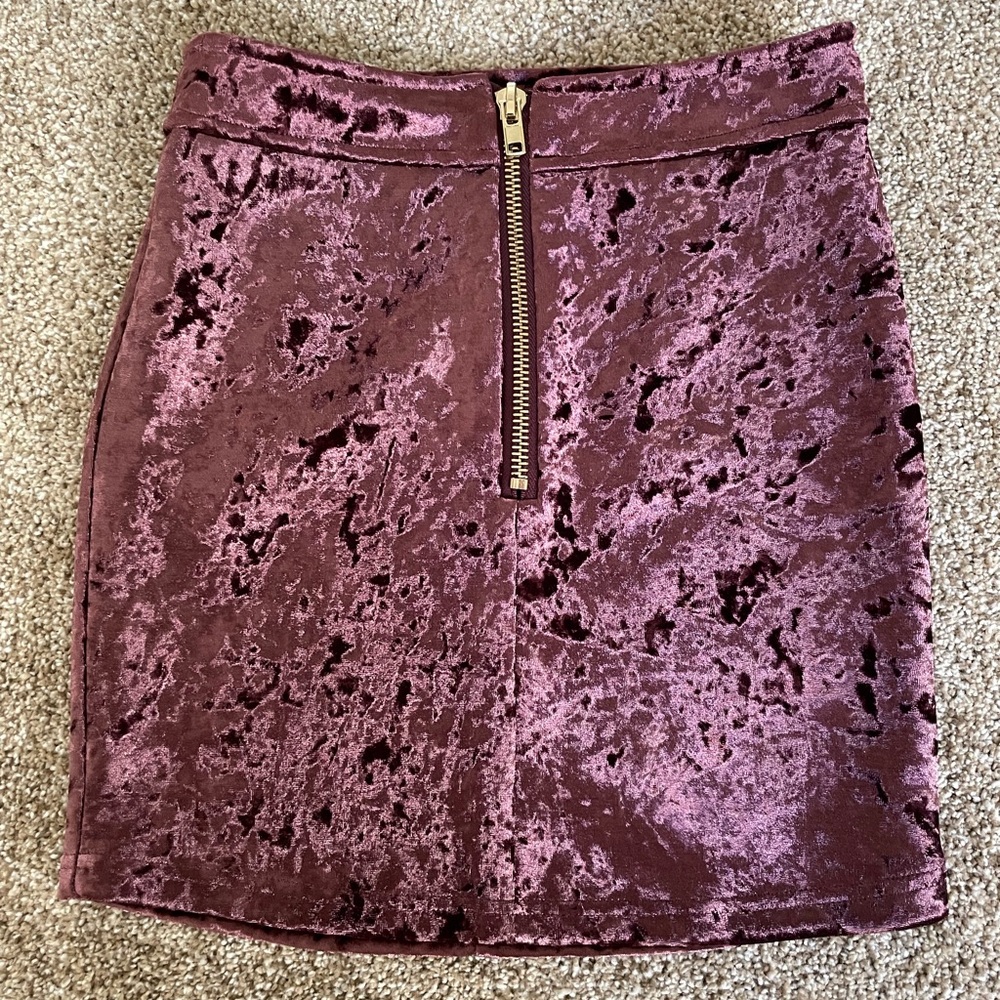 Women’s/juniors maroon velvet skirt